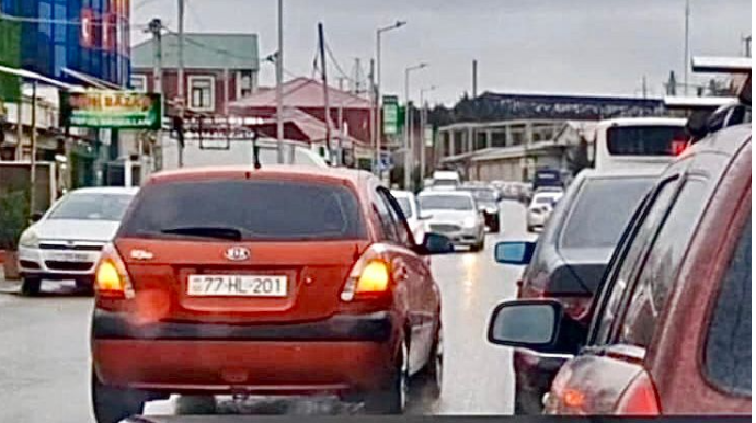 Tıxaca səbri çatmayan sürücü əks yola çıxıb maşınların üzərinə sürdü   - VİDEO