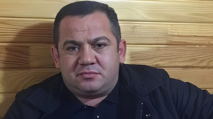 Qədim Ədilovun məhkəməsi başladı: 17 zərərçəkənə milyonlarla manat zərər vurulub