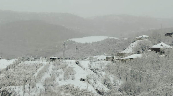 Güclü külək əsib, şimşək çaxıb, Şahdağda sulu qar yağıb - FAKTİKİ HAVA 
