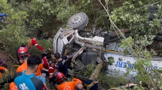 Yanğını söndürməyə gedən su maşını aşdı - 3 nəfər öldü 