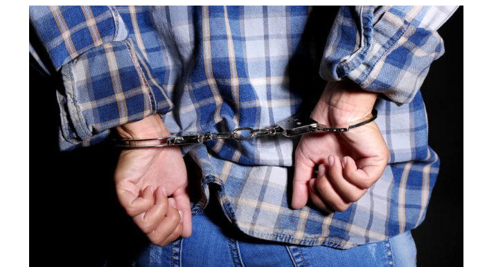 Bakıda avtomobil qaçıran şəxslər mağazadan oğurluq edib