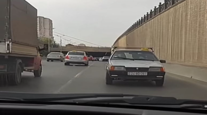 Bakıda geriyə hərəkət edən "Jiquli"nin sürücüsü cərimələndi - VİDEO