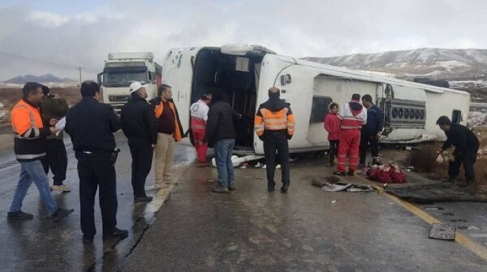 Cənubi Azərbaycanda avtobus aşdı: 19 nəfər yaralandı