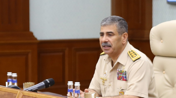 Müdafiə naziri xidməti müşavirə keçirib