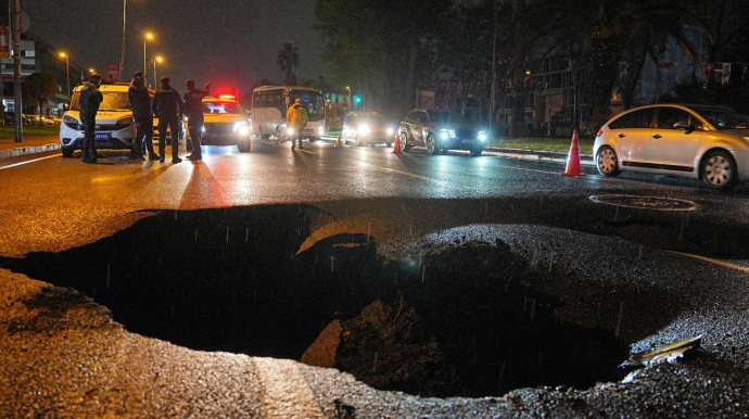İstanbulda leysandan sonra 3 metrlik çuxur - FOTO