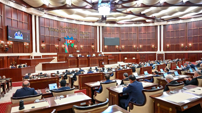 Sabah deputatların tətili başa çatır