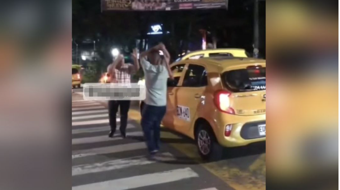 Taksi sürücüləri beyzbol taxtası ilə dalaşdılar, maşınları əzildi  - VİDEO