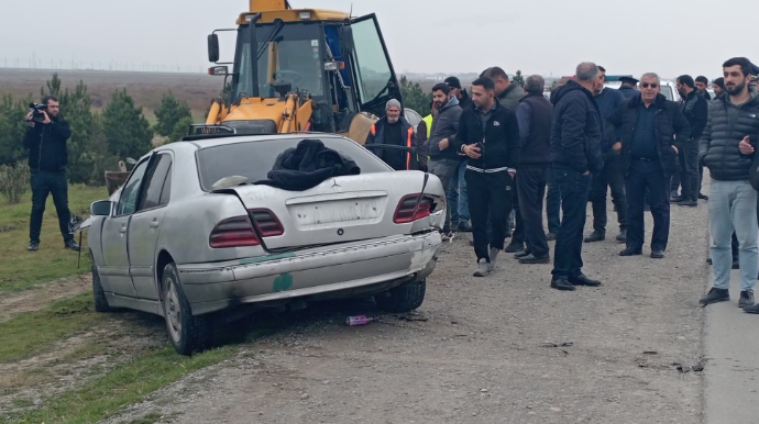 Hacıqabulda avtomobil traktora ÇIRPILDI,  dörd nəfər xəsarət aldı  - FOTO