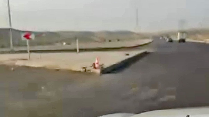 Yeni çəkilən bu yolda hər gün qəzalar baş verir - Nə nişanlanma xətti var, nə yol nişanı - VİDEO 
