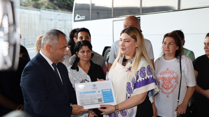 10-тысячный пассажир рейсового автобуса в Шушу получил сертификат  - ФОТО