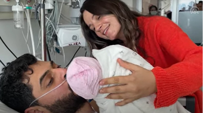 Zəlzələ günü doğulan körpəsinə 261 saatdan sonra qovuşdu - VİDEO 