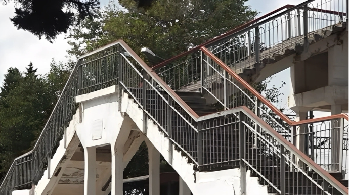 İllərdir baxımsız qalan keçid: Sakinlər təhlükə altında - VİDEO