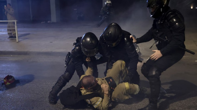 Polis və yanğınsöndürənlər arasında qarşıdurma; Yaralılar var 