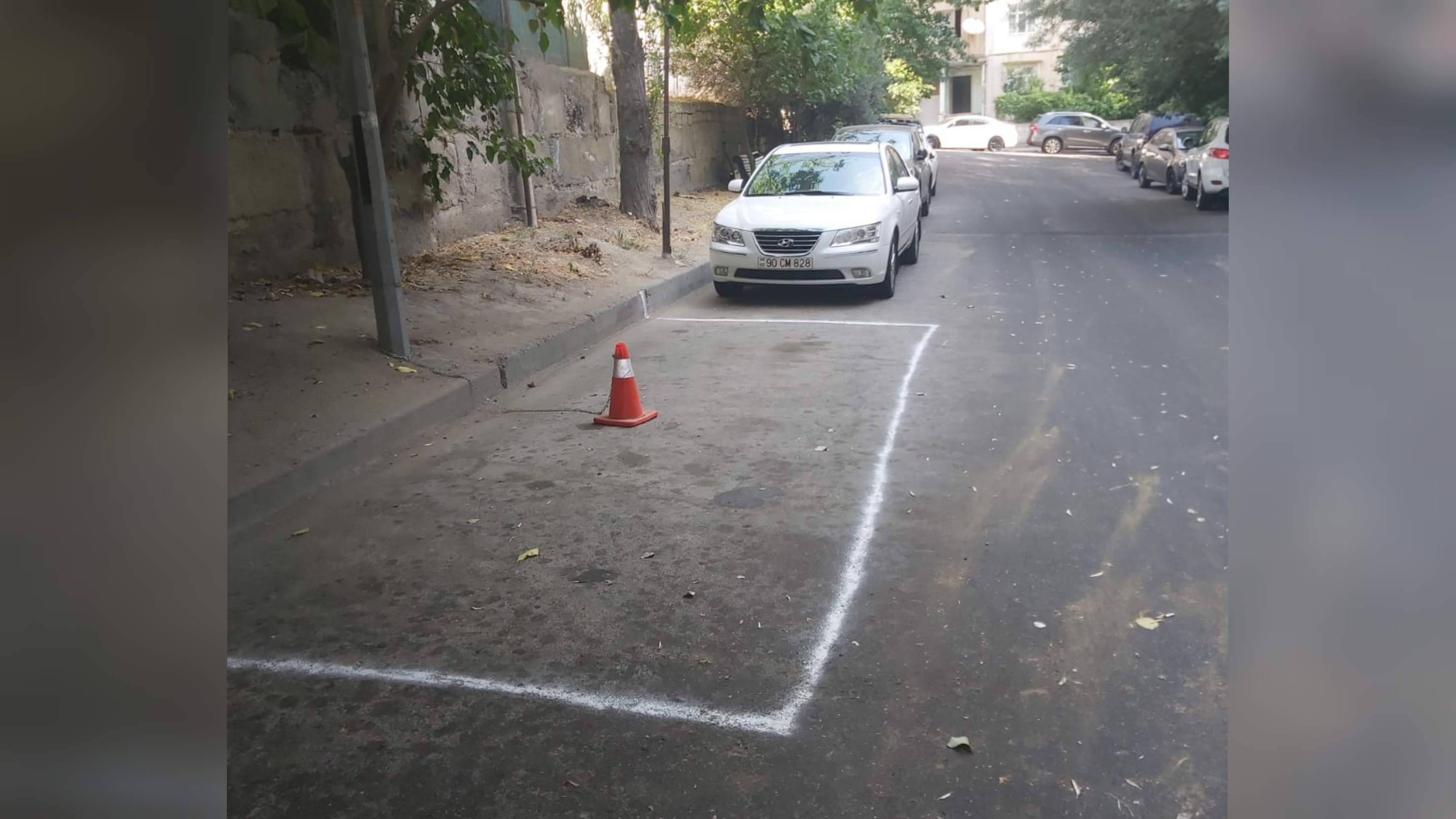 Bakıda məhəllədə özünə parklanma yeri ayıran şəxs qonşuların hiddətinə səbəb oldu  - FOTO