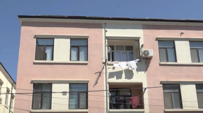 Sakinlər binada kommunal xətləri öz adlarına rəsmiləşdirə bilmirlər - VİDEO  