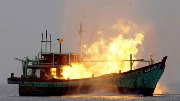 Fars körfəzində gəmi yandı, 9 nəfər öldü 