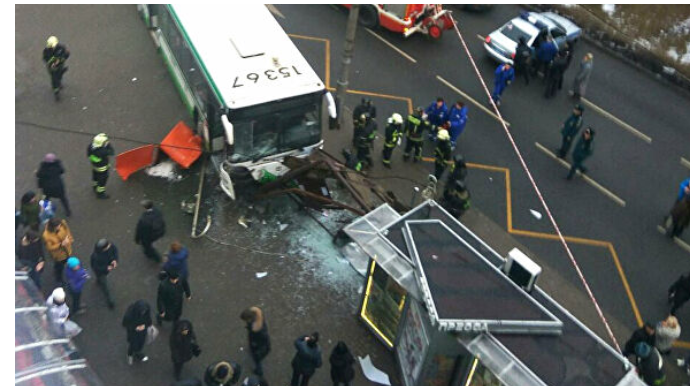 Avtovağzalda reys avtobusu dayanacağa çırpıldı; 1-i körpə olmaqla, 3 nəfər xəsarət alıb