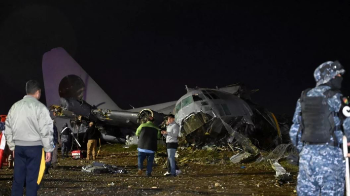 Hərbi təyyarə qəzaya uğradı, əhali kömək əvəzinə səpələnən pulları taladı 