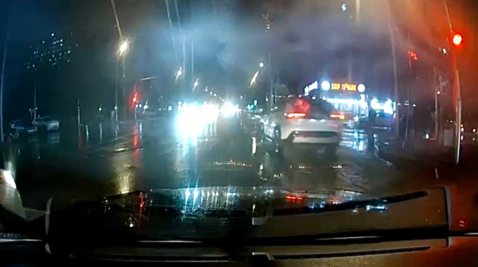 Qaranlıqda təhlükə saçan sürücü:  İşıqforu görməzdən gəlib yolayrıcına girdi  - VİDEO