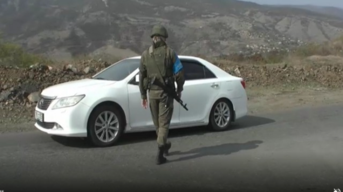 Sülhməramlılar Laçın dəhlizindən keçən erməniləri belə yoxlayırlar - VİDEO 