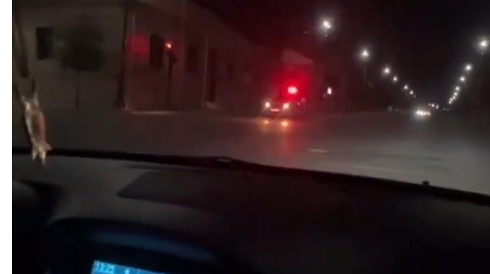 Yol polisinin gözü qarşısında qırmızıda keçib qəza törətdi - VİDEO