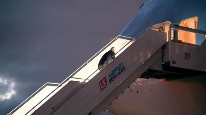 Bayden təyyarəyə minərkən pilləkəndə yıxılıb - VİDEO 