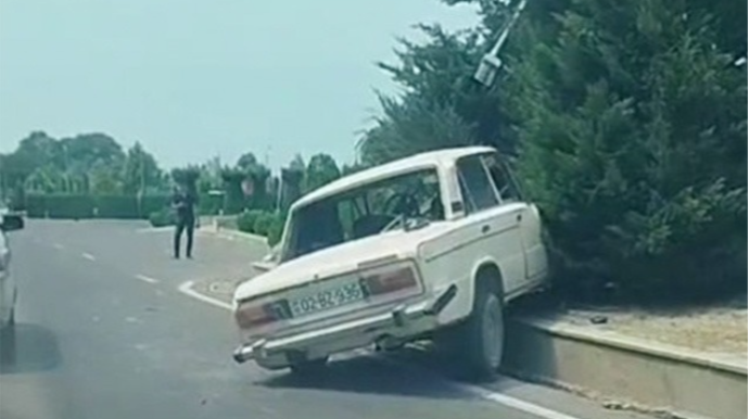 Ağcabədidə qəza, sürücü yaralandı - VİDEO 