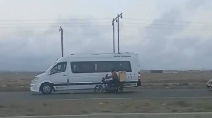 “Mercedes”  moto sürücünü küləkdən belə qorudu  - VİDEO