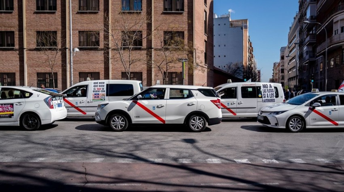 В Испании таксисты устроили массовую акцию протеста из-за стоимости страховки 