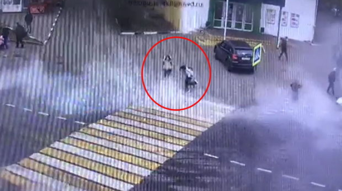 Məktəblilər yolu keçərkən istilik borusu partladı, uşaqlar yandı  - VİDEO