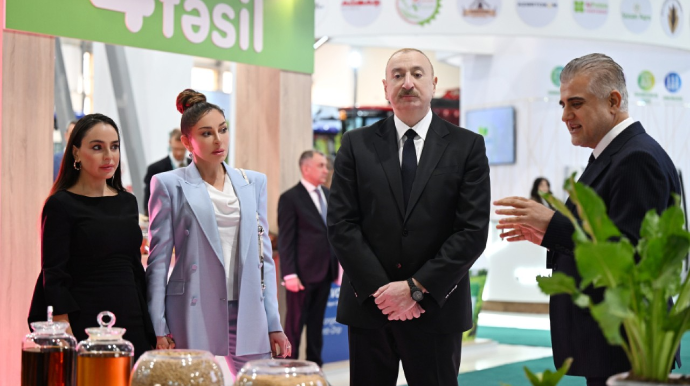 Prezident və xanımı sərgilərlə tanış oldu - FOTOLAR 