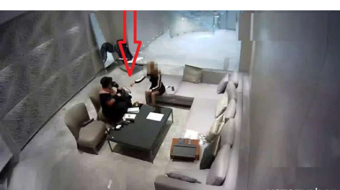 Yaşlı qadından ÇİRKİN ƏMƏL:  Hamının gözləri qarşısında... - VİDEO 