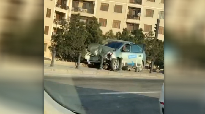 Bakıda "Prius" qəza törədib piyada səkisinə çıxdı - VİDEO 