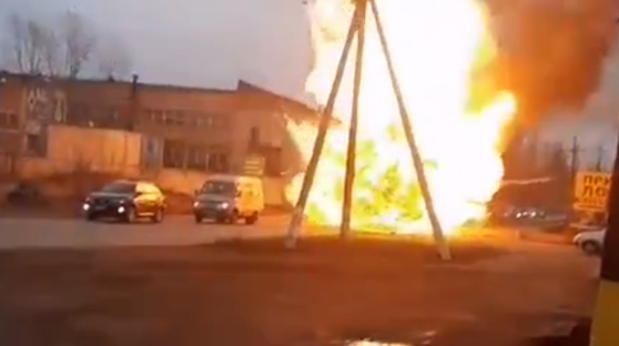 Avtomobil yolun ortasında yanaraq partladı – ANBAAN VİDEO 