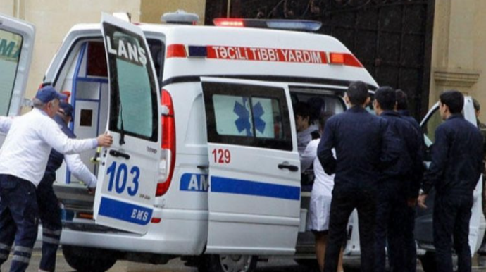 В Гяндже автомобиль сбил пешеходов, один из них погиб, второй госпитализирован 