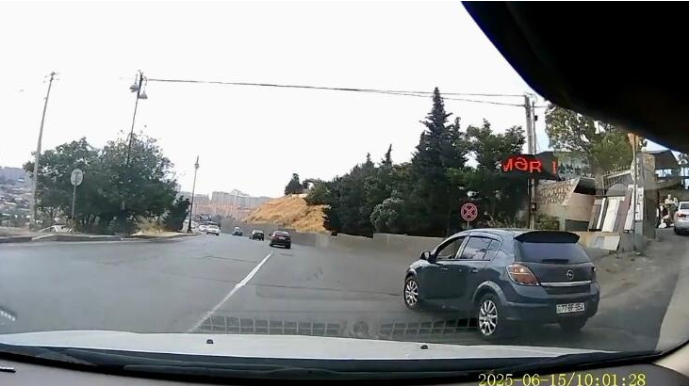 Maşını yolun ortasında saxlayıb sürücüləri yolundan etdi - 77-BF-954   - VİDEO