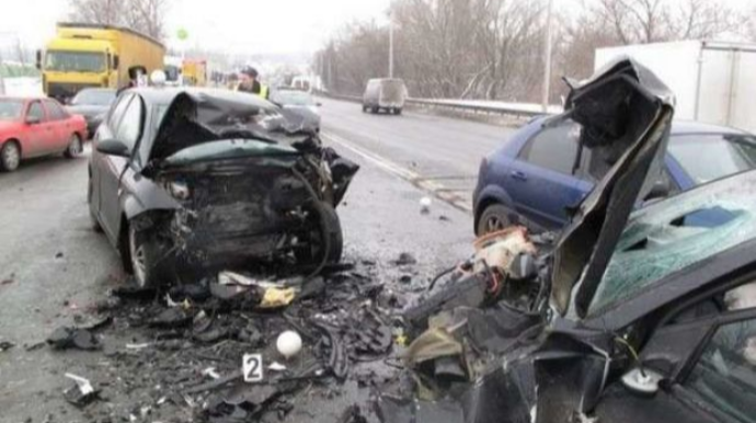 Abşeronda iki avtomobil toqquşdu, 10-a yaxın insan yaralandı - VİDEO