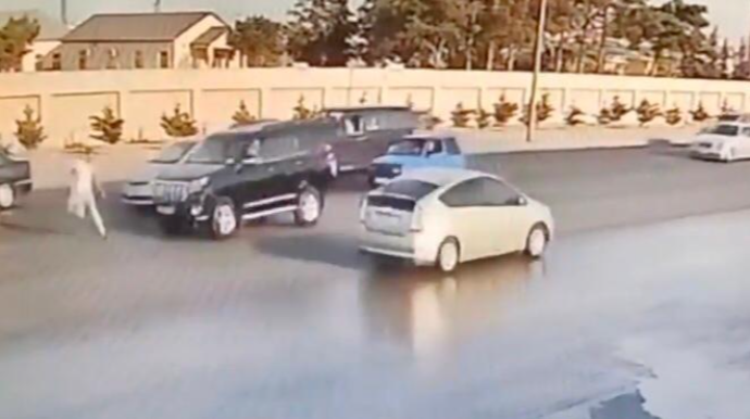 Yola qaçan gənc “Toyota”nın gözündən qaça bilmədi   - VİDEO