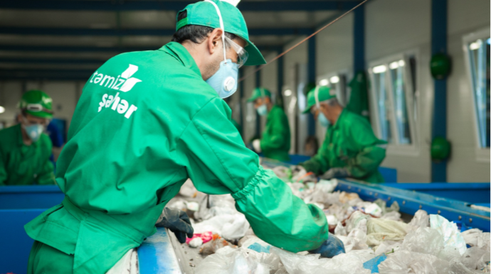 Tullantıların içərisindən tapılan sənədlər və avtomobil nömrələri polisə təhvil verildi - FOTO