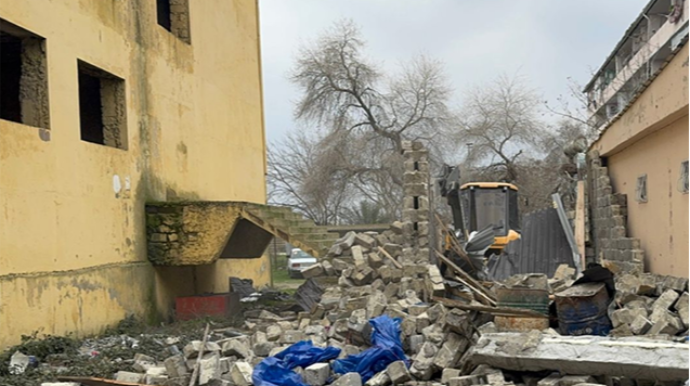 Daha bir qanunsuz tikili söküldü - VİDEO