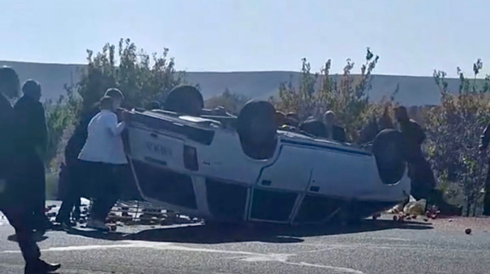 Təkəri partlayan “VAZ” yolun ortasında aşdı, sürücü yaralandı   - VİDEO