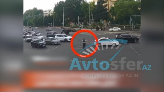 “Chevrolet” sürücüsü prospektdəki kəsişmədə xidmət aparan yol polisini vurdu - VİDEO   
