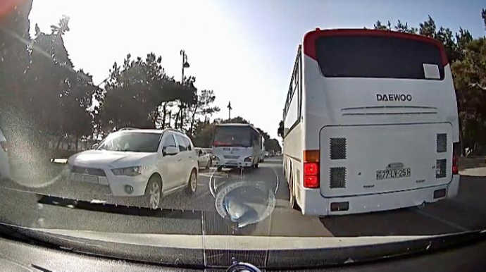 Dayanacaqdan kənarda saxlayan avtobus sürücüsü avtomobillərin yolunu kəsdi    - VİDEO