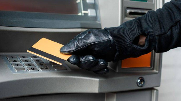 Bank kartından pul oğurlayanlar saxlanıldı 