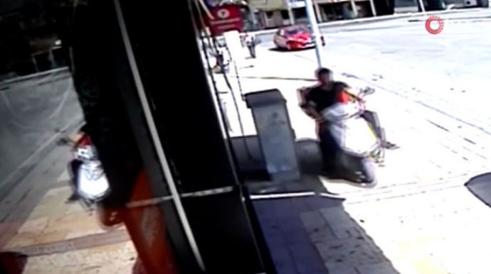 İnsanların gözü qarşısında kuryerin motosikletini oğurladılar  – ANBAAN VİDEO 