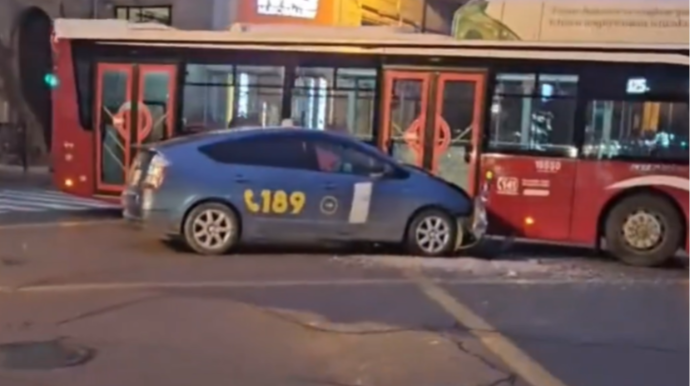  Bakıda “Prius” avtobusa çırpıldı  - VİDEO