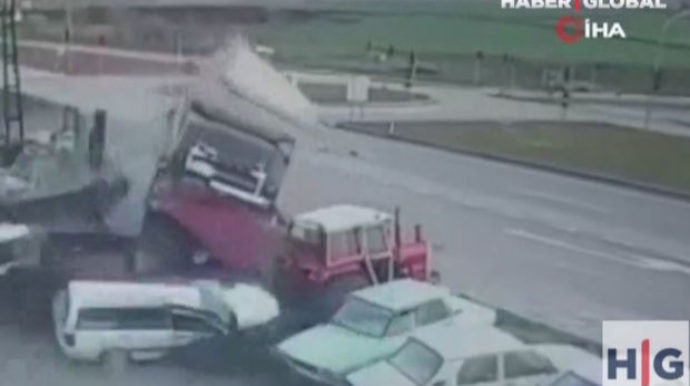 TIR yoldan çıxaraq yeddi avtomobilə çırpıldı – ANBAAN VİDEO 
