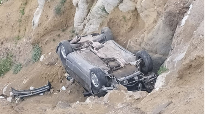 İsmayıllıda "Mersedes" 30 metr hündürlükdən dərəyə aşıb - FOTO