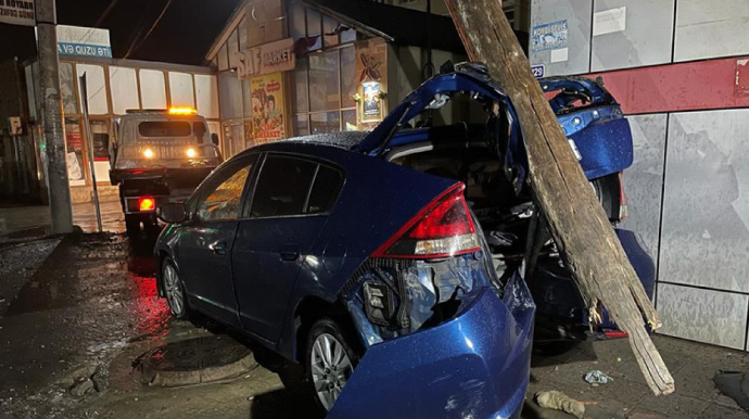 Abşeronda avtomobil rabitə xəttinə çırpılıb - FOTO - VİDEO 