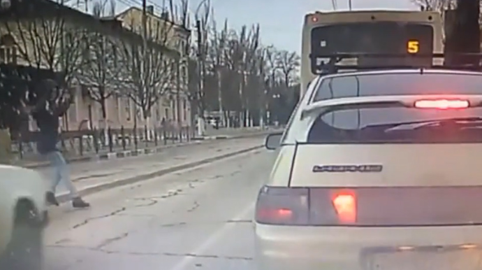 Yola qaçan piyadanı "07" belə vurdu - ANBAAN VİDEO 